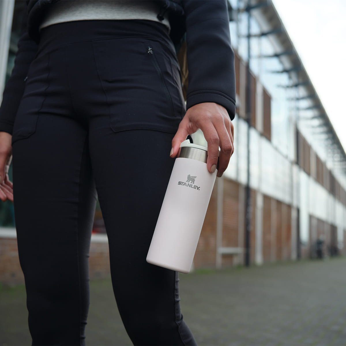 Stanley - termos mic calatorie The Aerolight Transit Mug - roz deschis cuart - 470 ml